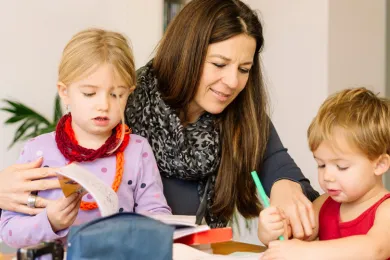 Eine Nanny betreut Kinder in der Familie.