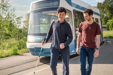 Marco ist Freiwilliger im öV-Begleitdienst und begleitet Jin mit Bus und Tram zu medizinischen Terminen.