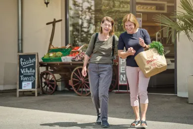 Rotkreuz-Duo beim Einkaufen