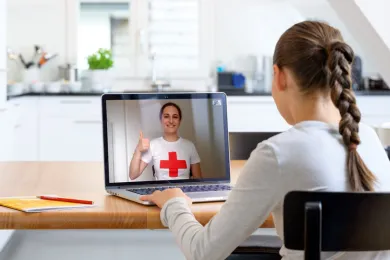 Freiwillige des Zürcher Jugendrotkreuzes helfen online bei den Hausaufgaben
