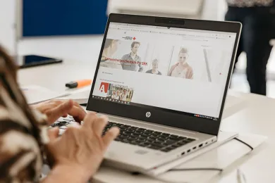 Eine Kursbesucherin mit Laptop