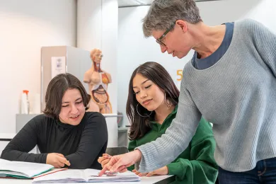 Schülerinnen und Coach im Klassenzimmer aus dem Motivationssemester Praktikum Gesundheit und Soziales