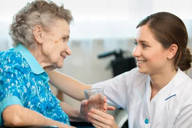 Eine Pflegefachfrau mit einer Patientin