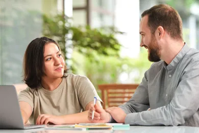 Mentor unterstützt Jugendliche während der Berufslehre im Angebot Lehrbegleitung SRK.