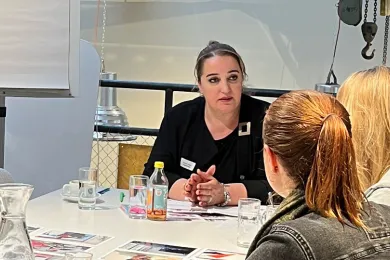 Eine Gesprächsrunde von Femmes-Tische auf Deutsch im Museum Schaffen