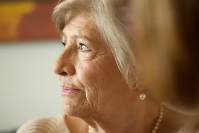 Porträt einer älteren Dame vom Angebot Rotkreuz-Duo