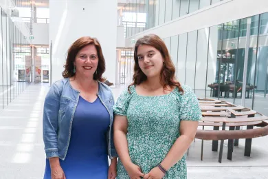 Prof. Dr. Agnes Leu und Young Carer Sarah Ferjani 