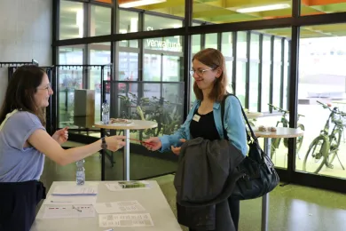 Mirjam Lüde nimmt ihren Stimmrechtsausweis entgegen