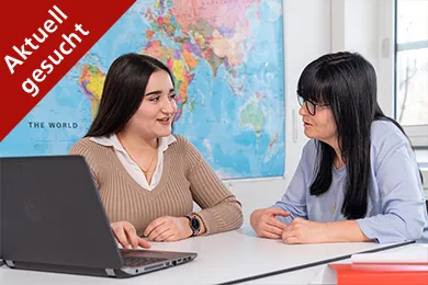 Eine freiwillige Mentorin und eine Lernende besprechen gemeinsam Schulstoff während der Lehrbegleitung SRK