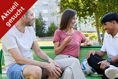 Ein Tandem von «Meet'n'Speak» spielt gemeinsam bei der Freiwilligen des SRK Kanton Zürich zu Hause Uno. 