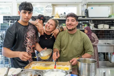 Fröhliche Menschen beim Kochen und Backen