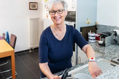 Rotkreuz-Notruf Kundin in der Küche