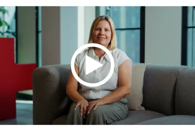 Thumbnail für das Video, in dem sich Manuela Frenjo, Vorsitzende der Geschäftsleitung des SRK Zürich, vorstellt.