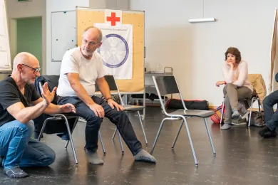 Ein Kursleiter erklärt den aufmerksamen Teilnehmenden etwas