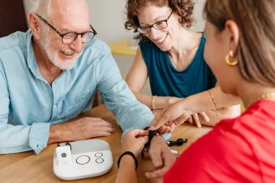 Eine Rotkreuz-Beraterin erklärt den Notruf