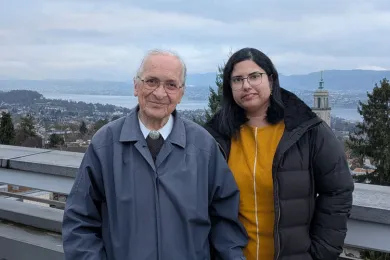Eine Freiwillige und Teilnehmerin von Meet'n'Speak stehen auf einer Dachterrasse mit Blick auf Zürich