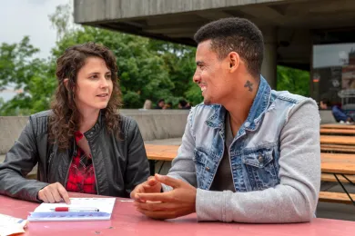 Ein Tandem verbringt Zeit zusammen auf der ETH-Terasse in Zürich