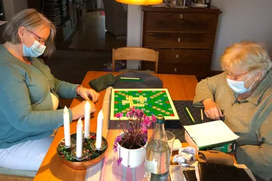 Ein Rotkreuz-Duo-Tandem spielt gemeinsam ein Spiel