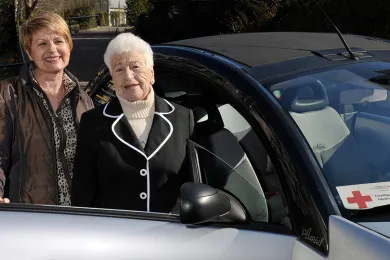 Freiwillige Fahrerin mit Fahrdienst Kundin