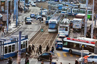 Nutzen Sie den ÖV-Begleitdienst des SRK Zürich um sicher und unfallfrei den öffentlichen Verkehr in Zürich  zu nutzen