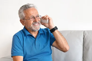 Freiwilliger schenkt Zeit und Zuwendung am Telefon.