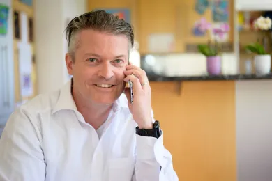 Ein Freiwilliger führt ein Gespräch am Telefon