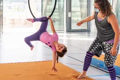 Kinder dürfen dank Spendern und dem Jugendrotkreuz Zirkusluft schnuppern.