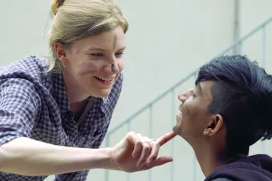 Freiwillige des Jugendrotkreuzes ermöglichen Jugendlichen eine kreative Ferienwoche