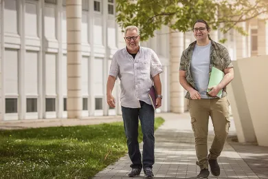 Axel unterstützt Gonçalo beim Berufseinstieg.