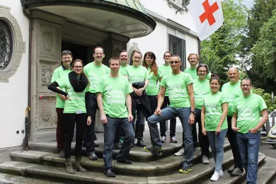 Mitarbeitende einer Firma, die sich freiwillig engagiert, vor dem Eingang des SRK Zürich an der Kronenstrasse
