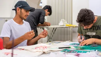 Junge Freiwillige bei einer Aktivität mit Jugendlichen