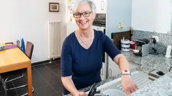 Rotkreuz-Notruf Kundin in der Küche