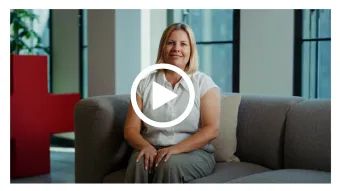 Thumbnail für das Video, in dem sich Manuela Frenjo, Vorsitzende der Geschäftsleitung des SRK Zürich, vorstellt.