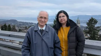 Zwei Frauen stehen auf einer Dachterrasse mit Blick auf Zürich