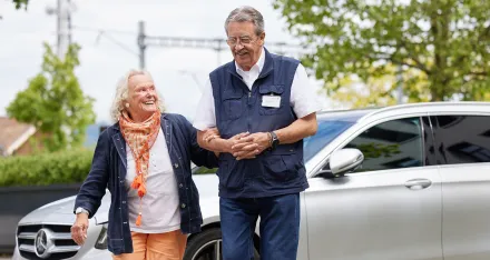 Freiwilliger Fahrer begleitet ältere Frau mit dem Auto zu medizinischen Terminen.