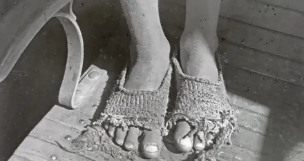 Ungarisches Kind in zerfetzten Schuhen, 1947