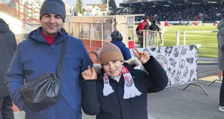 Vater und Sohn, die bei "come together" teilnehmen, im Fussballstadion
