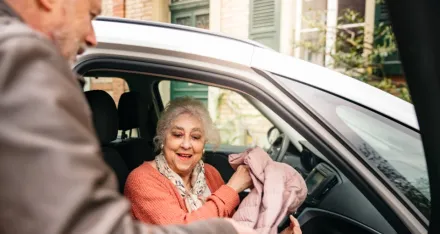Ein freiwilliger Rotkreuz-Fahrer holt eine Patientin ab