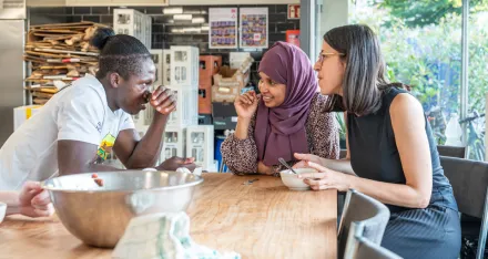 Jugendliche und Freiwillige im Gespräch