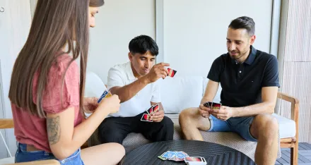 Tandem beim UNO-Spiel
