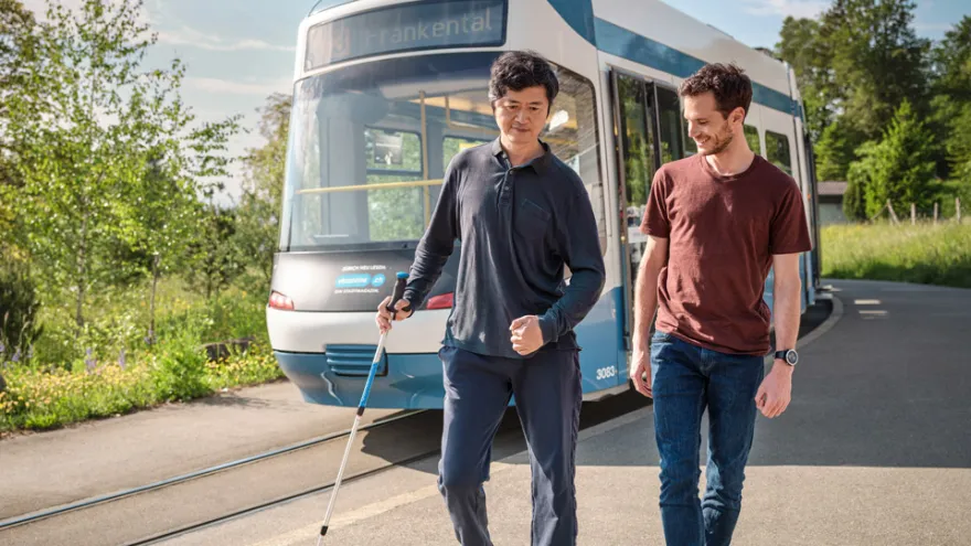 Marco ist Freiwilliger im öV-Begleitdienst und begleitet Jin mit Bus und Tram zu medizinischen Terminen.