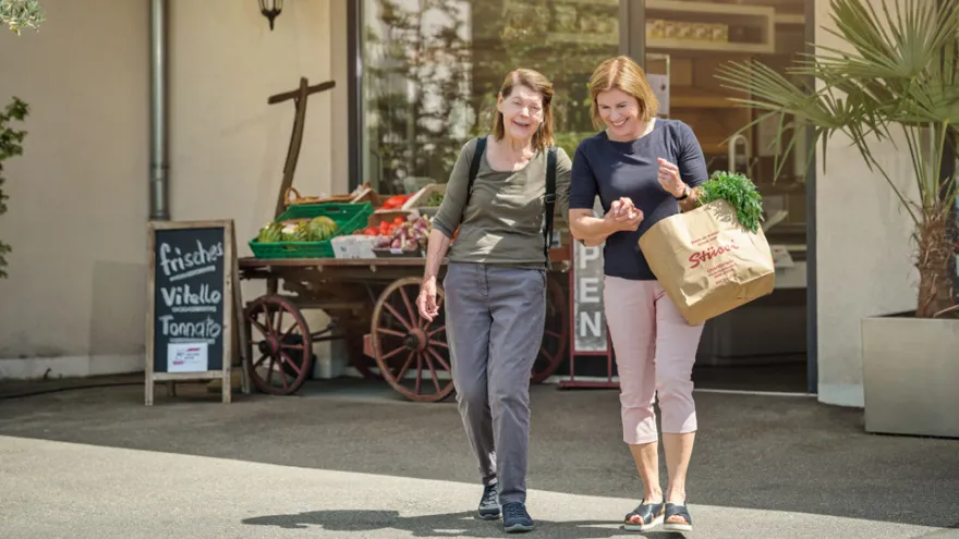 Rotkreuz-Duo beim Einkaufen