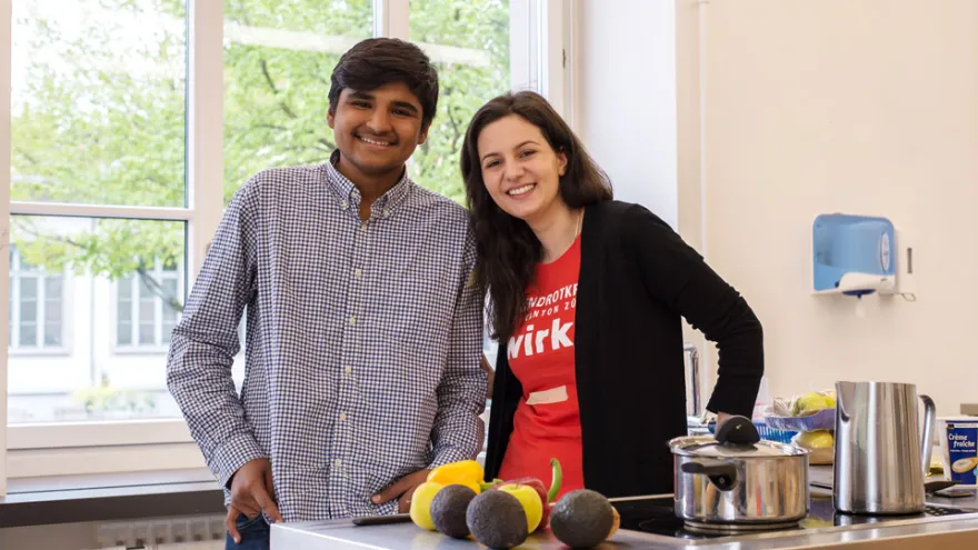 Teilnehmende des First Wednesday Dinner kochen gemeinsam.
