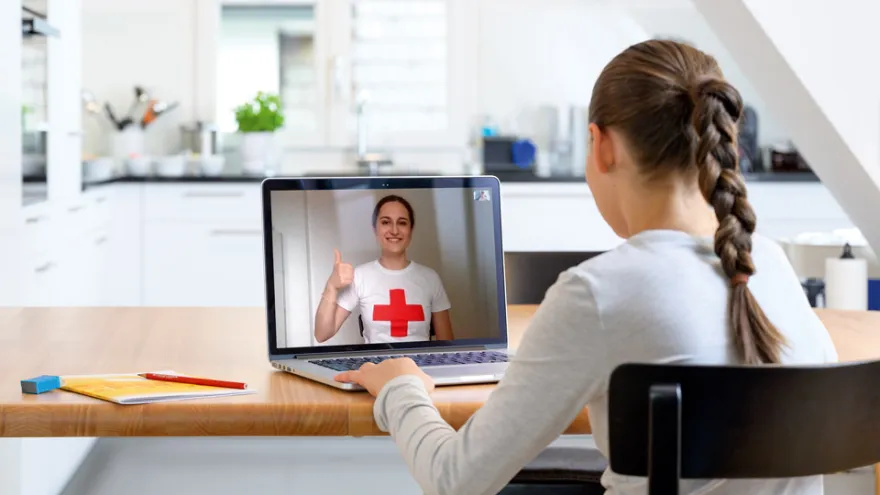 Freiwillige des Zürcher Jugendrotkreuzes helfen online bei den Hausaufgaben