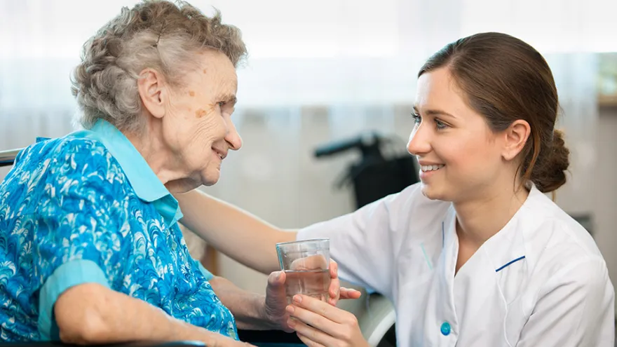 Eine Pflegefachfrau mit einer Patientin