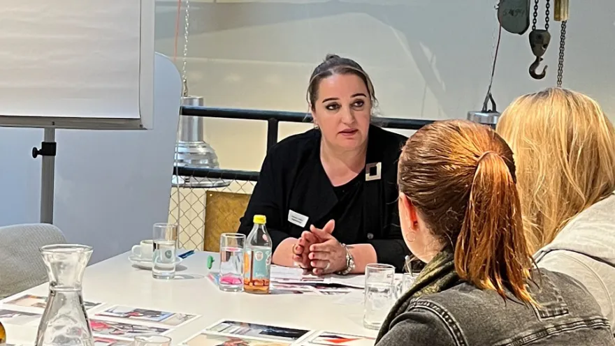 Eine Gesprächsrunde von Femmes-Tische auf Deutsch im Museum Schaffen
