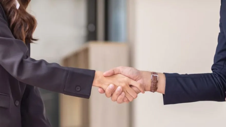 Zwei Personen, die sich die Hände schütteln.