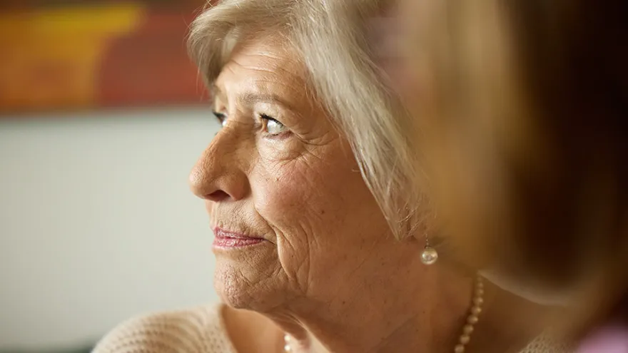 Porträt einer älteren Dame vom Angebot Rotkreuz-Duo