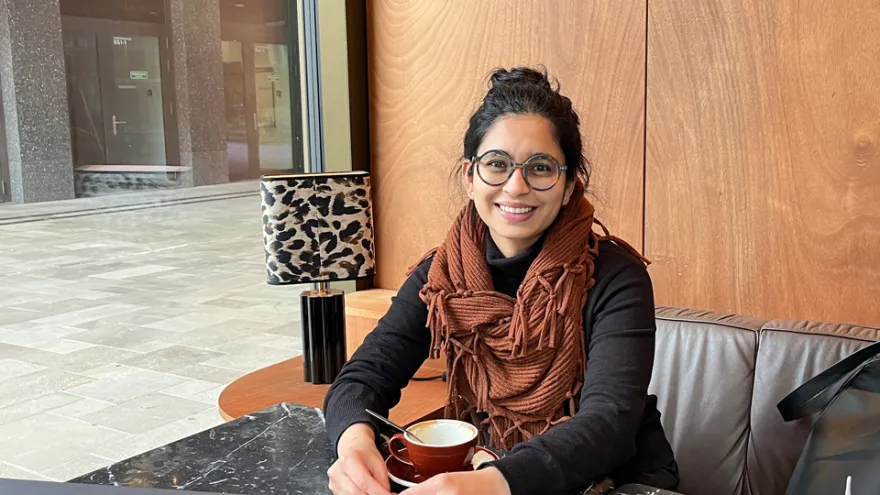 Eine Pontesano-Freiwillige an einem Interview im Café