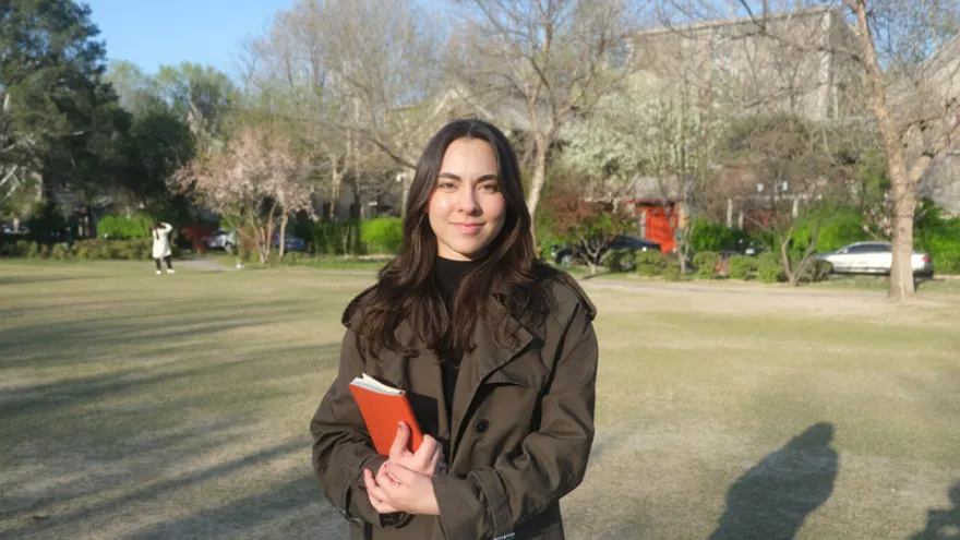 Ein Porträtfoto von Natasha.